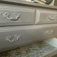 Load image into Gallery viewer, French Louis Style Chest of Drawers - Taupe-www.proven-salle.com